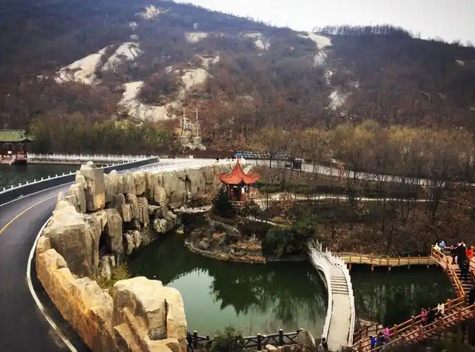 七峰山生态旅游区位于河南省南阳市方城县杨集乡境内,距方城市区约15