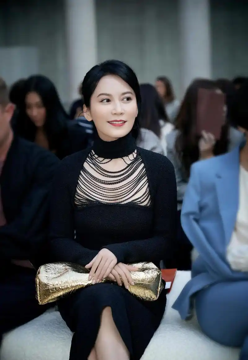 50岁的俞飞鸿身材真出众!穿墨绿色衬衫配短裤高挑纤瘦,又飒又美