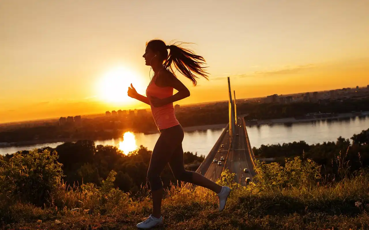 运动美女阳光写真图片桌面壁纸