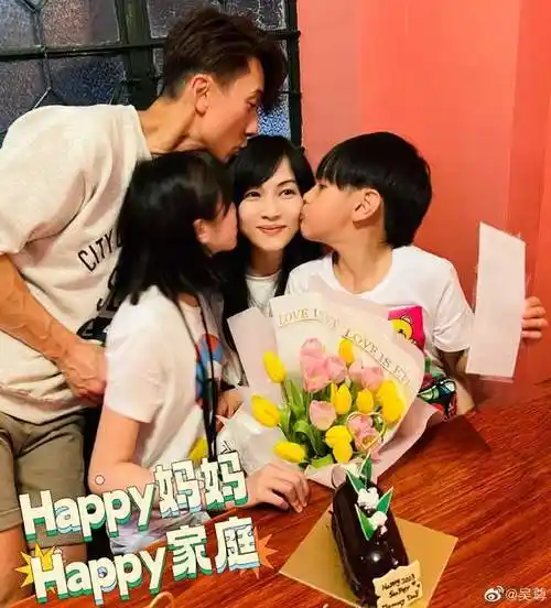照片中,他和孩子们一起亲吻林丽吟,吴尊亲吻老婆的发顶,画面温馨又