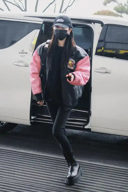 杨幂私服##杨幂粉黑棒球服##今日星拍放送