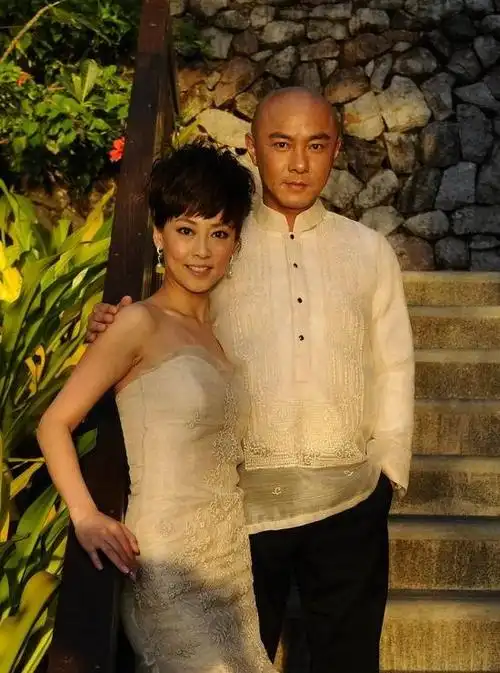 张卫健和张茜说来奇怪,只要恋爱,张卫健就会遭遇困难,前有江欣燕,后有