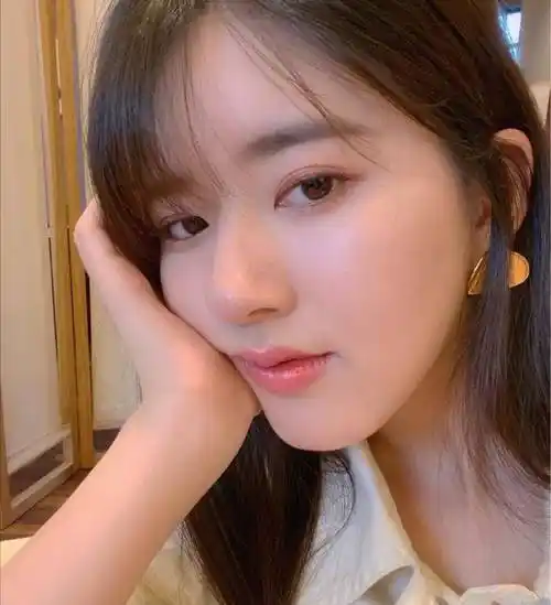 赵露思晒无滤镜自拍,七字霸气回应p图争议,不愧是赵丽颖2.