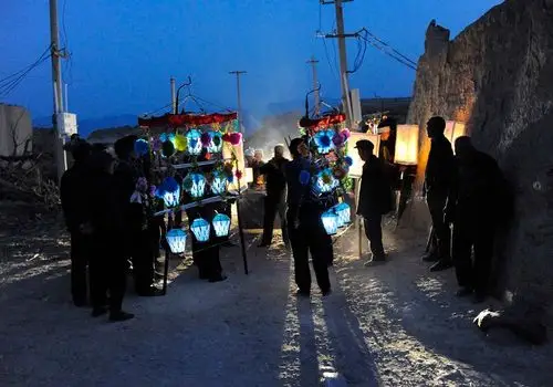 张家口农村破落的茅草房与铺张的葬礼