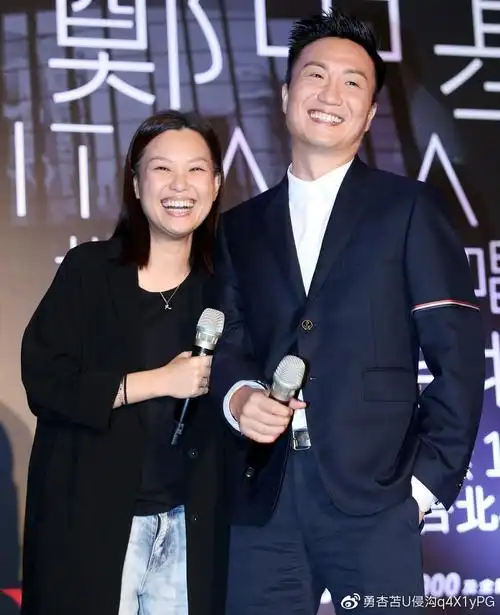 郑中基与太太余思敏合影恩爱十足