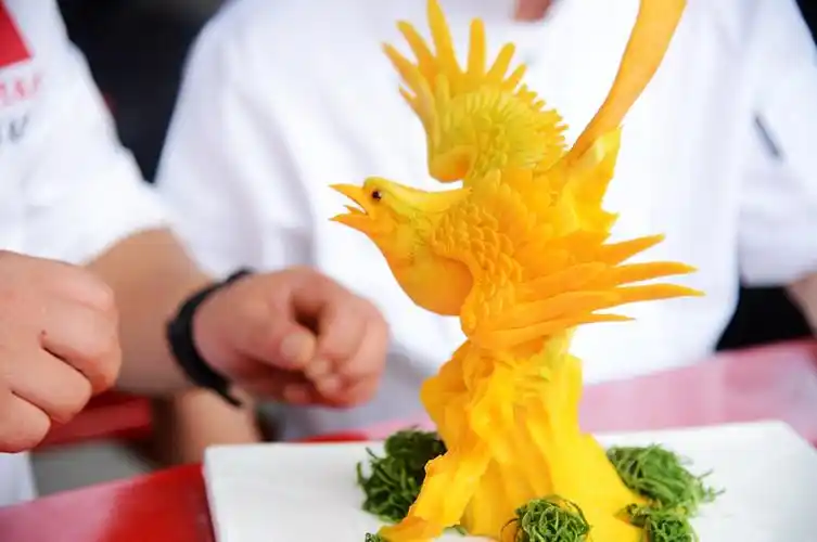 张家界菜雕大师陈志新现场献技_雕刻