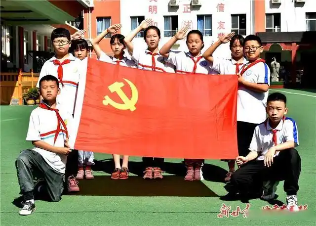 文县:青少年与党旗合影 共同庆祝建党百年