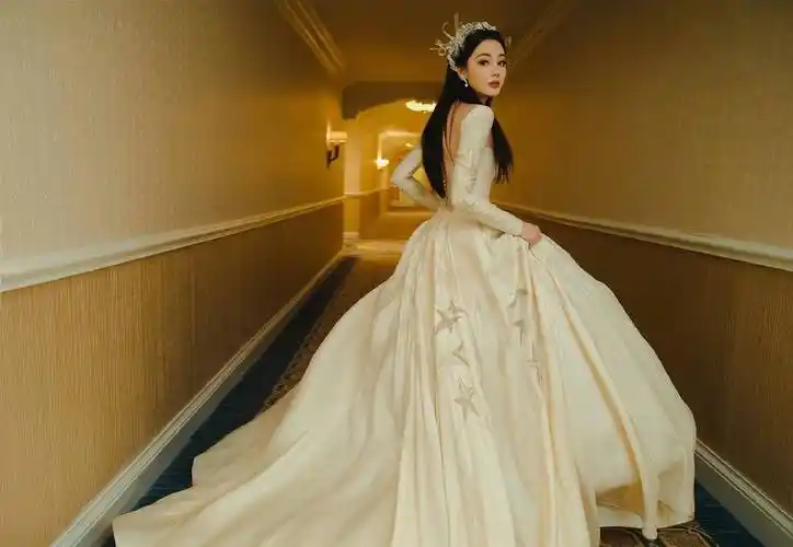 迪丽热巴一袭星星礼服头戴水晶头饰宛若洋娃娃!