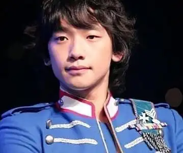 1982年,郑智薰出生于韩国首尔的普通家庭,父亲经营着一桩入不敷出的