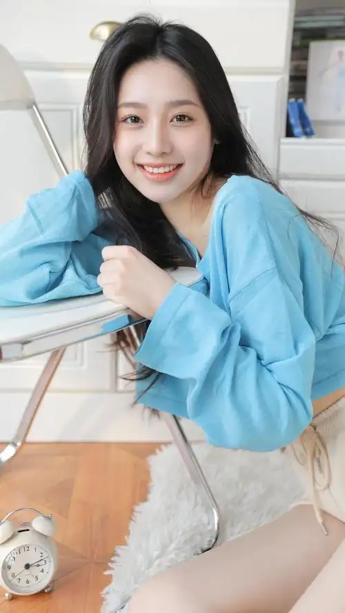 花一般的年纪,长相十分符合"邻家女孩"的标准,甜美怡人,犹如一阵拂面