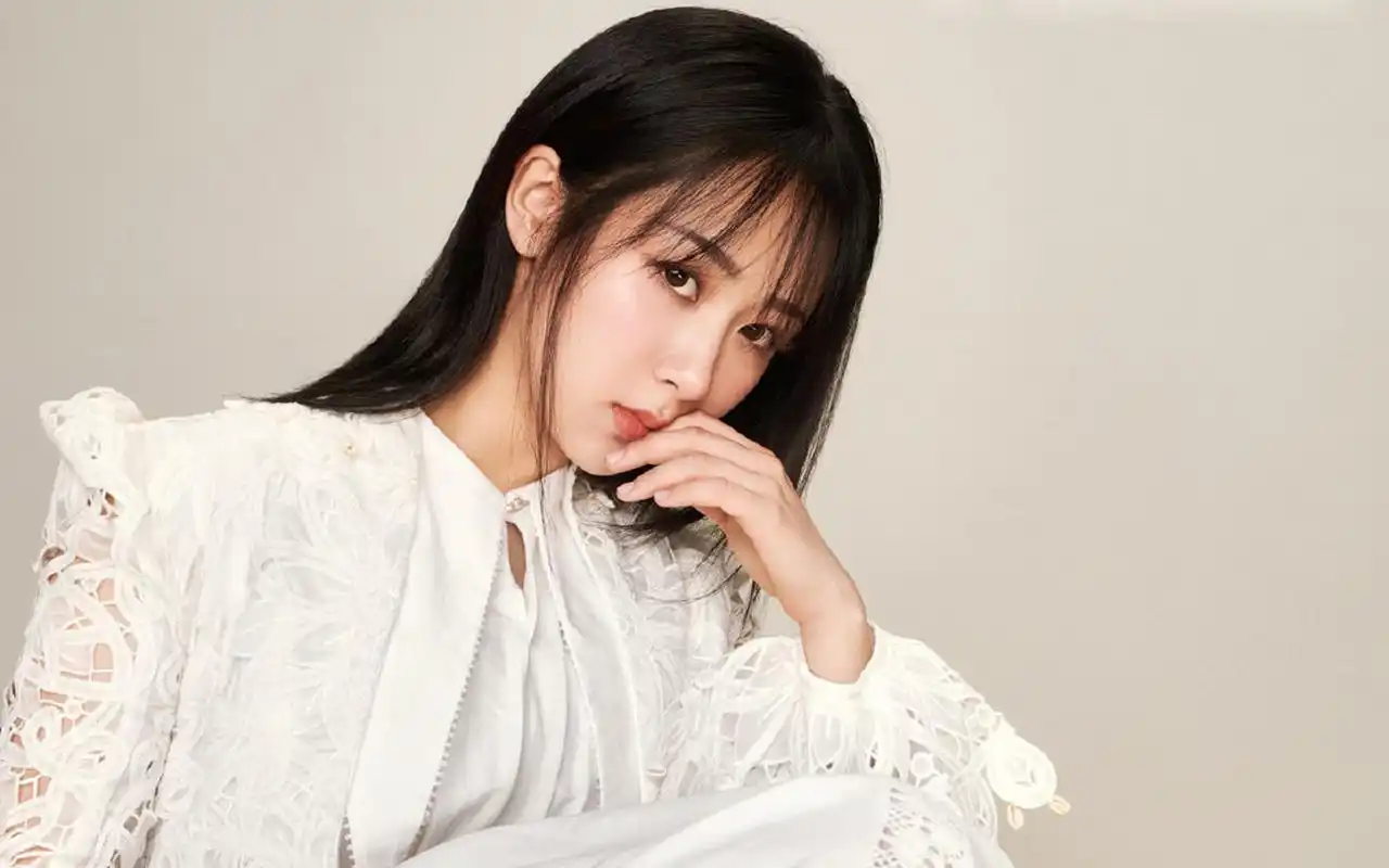 杨紫鲜花草帽高清桌面壁纸