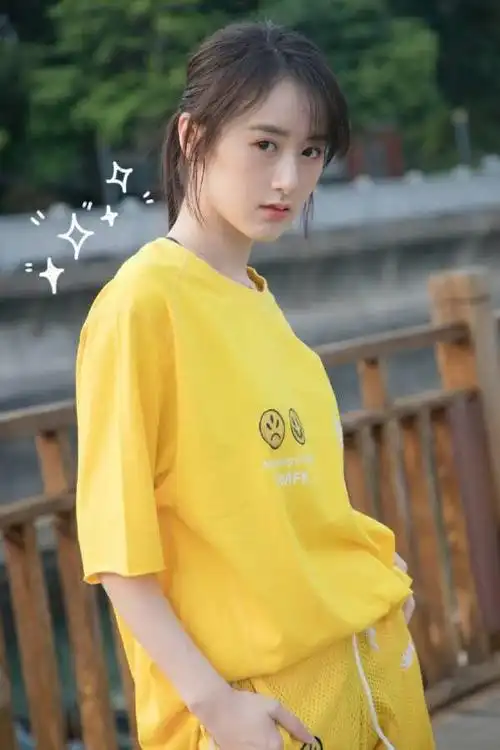 名门泽佳《老九门》中她是张艺兴老婆,今穿黄色t恤配网眼裤,元气十足