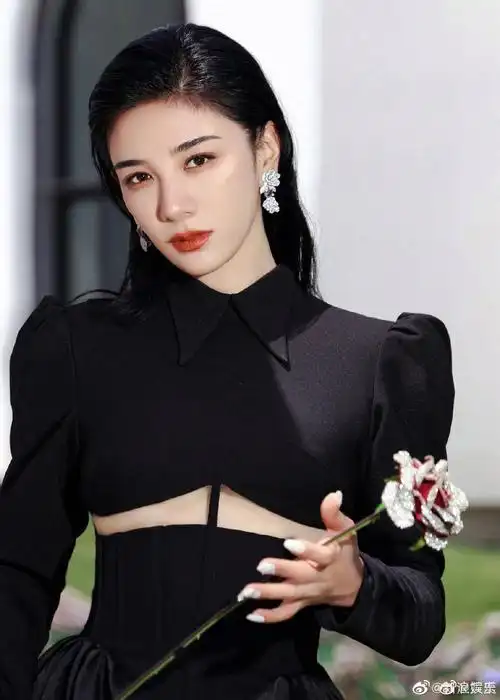 黄奕手中的"水晶玫瑰"为美术馆展品