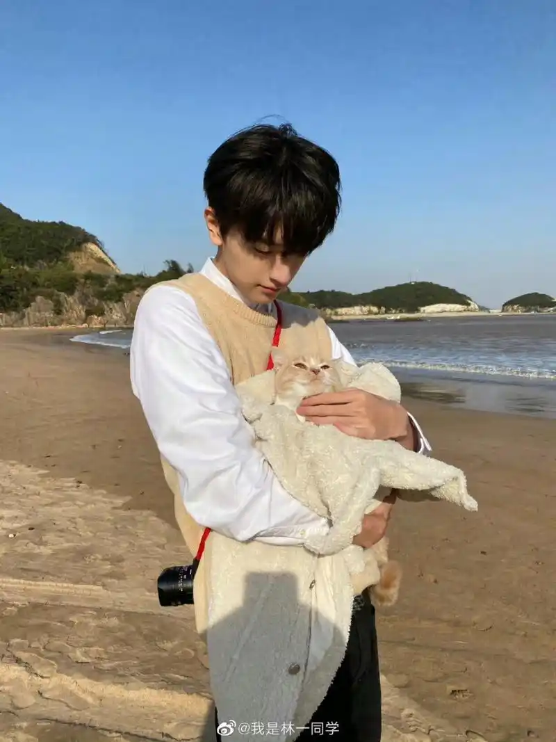 多巴胺穿搭也是俘获了万千少女的心,不得不说他太会了,一看就是真自拍