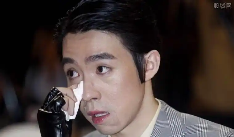 俞灏明烧伤的样子现场立刻进行了灭火和急救措施,但是两人受伤的程度