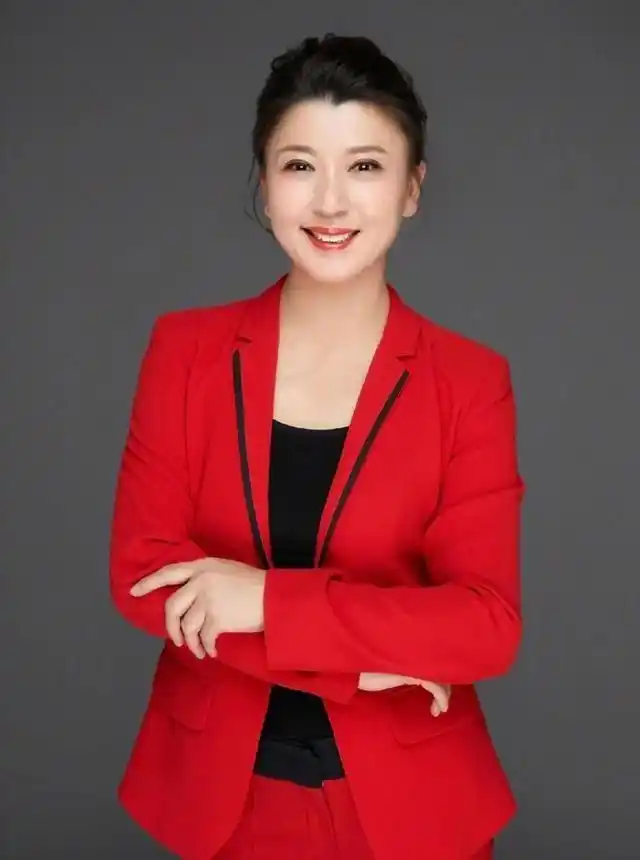 演员闫学晶,45岁在剧组意外怀孕,儿子劝她生下来