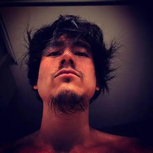 彭于晏以往多以肌肉结实,阳光清爽的形象示人,此次造型难得颓废野性