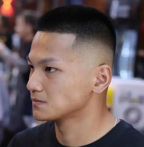 剪个短寸头的发型,平时不要再为出门造型而困扰,剪了短寸头,你就是整