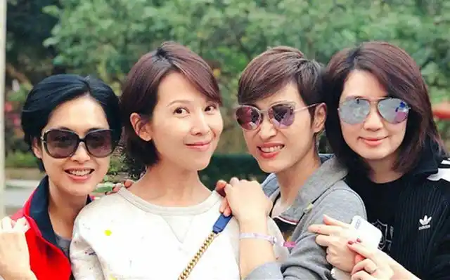 友情不老!朱茵蔡少芬罕晒合照,素颜怼脸照显年轻,表情也太搞怪