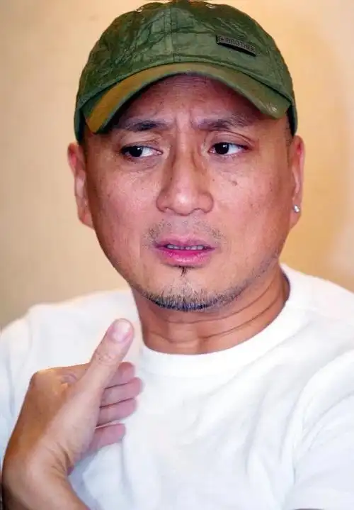 光头的汤镇业跟汤镇宗合体泡温泉,网友:汤镇业比汤镇宗帅多了