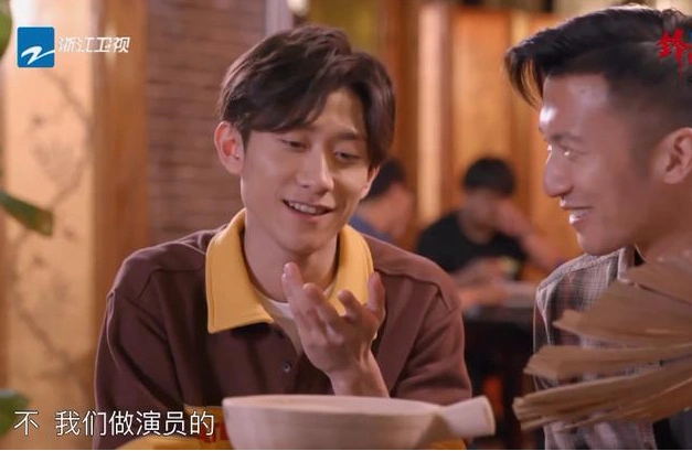 张一山大口吃稻虫和蛇皮,谢霆锋惊讶,张一山:做演员啥没吃过?