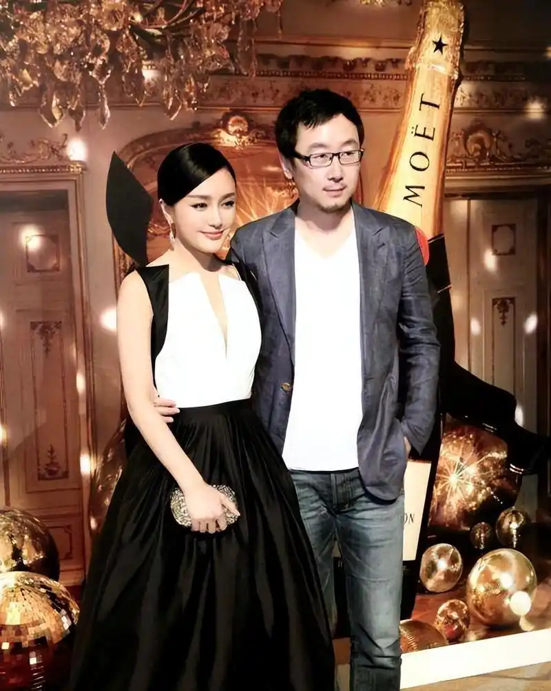 央视胡蝶:不顾一切闪婚大12岁的陆川,婚后生下一儿一女,幸福美满