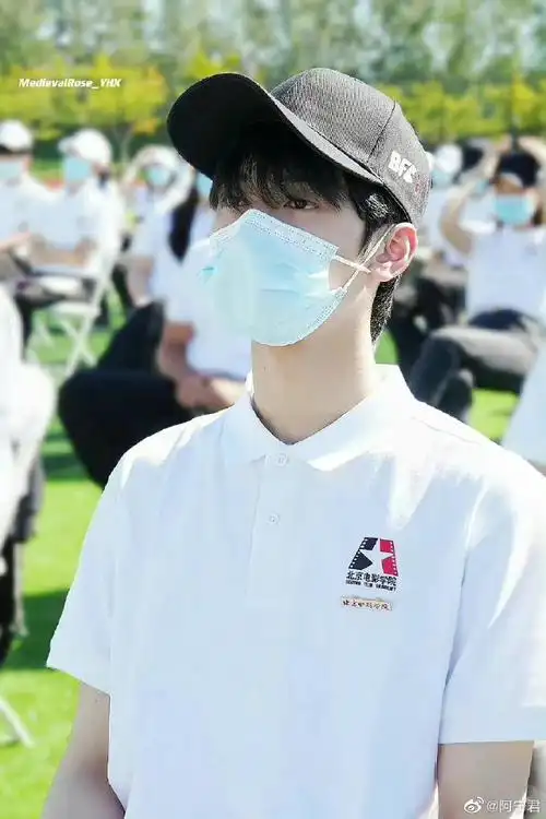 严浩翔分享北电开学vlog#严浩翔分享北电开学vlog96是穿着北电校