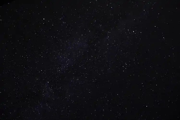 现在的星星都在地上,以前的星星都在天上.