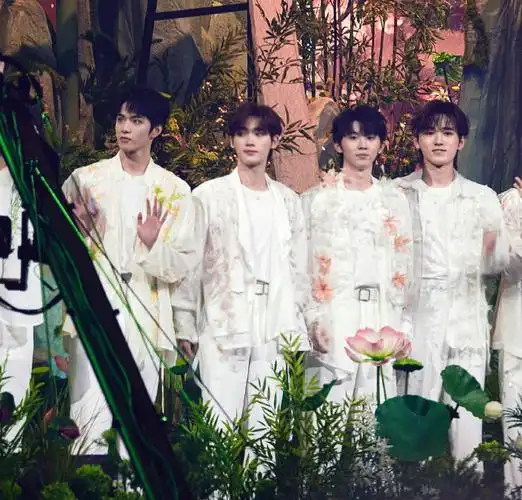 台风少年团超话#愚人节站姐团建#    4/5  我们会见面的  对吧