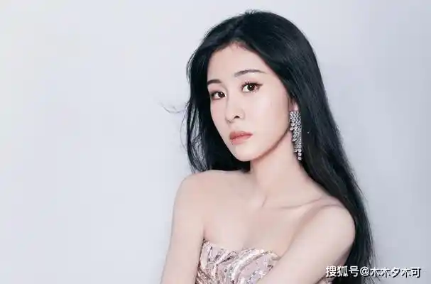 曝张碧晨和小鬼恋爱了,两人相差10岁,出国录节目手牵手