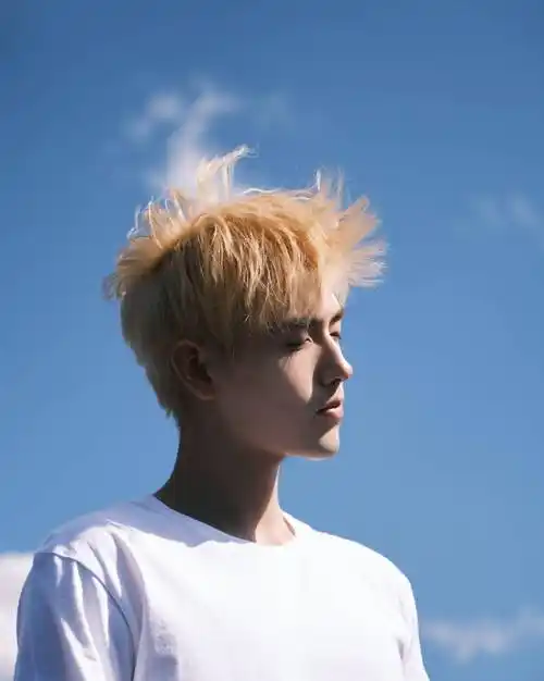 星二代陈飞宇晒健身照,八块腹肌好明显,迷人魅力藏不住_陈红_线条