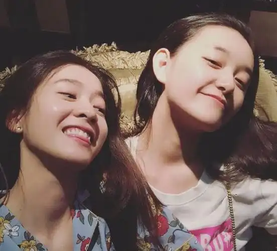 张雪迎与蒋依依晒素颜合照,网友:这才是青春美少女该有的样子!