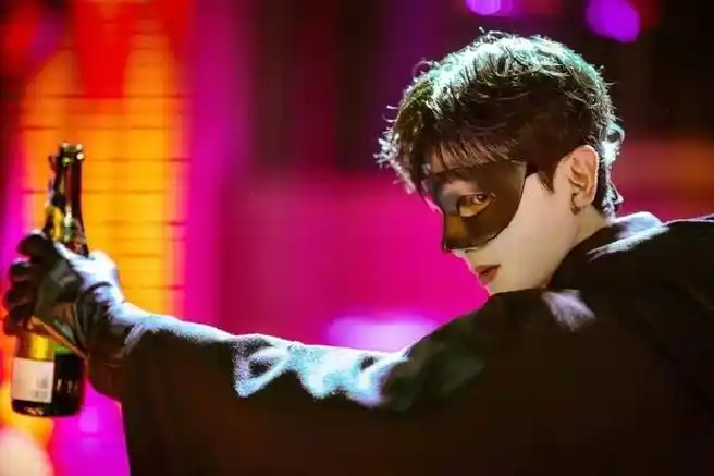 白敬亭目标人物#真的好喜欢郝燃失忆前的那个装扮啊,烟熏妆简直不要