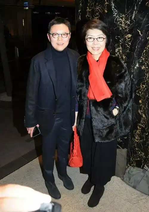 与周伟利2019年12月1日,黎小田去世,关菊英敬送花圈.