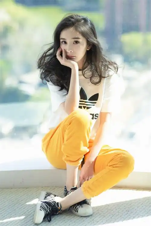 原创33岁杨幂又出时尚大片,梳麻花辫俏皮减龄,时髦穿搭美到骨子里了