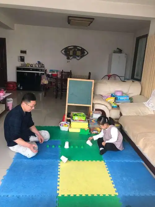 钟声本部园3月10日家庭亲子游戏互动