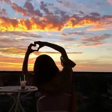 落日余晖头像女高清唯美不露脸的女生头像夕阳背影图片