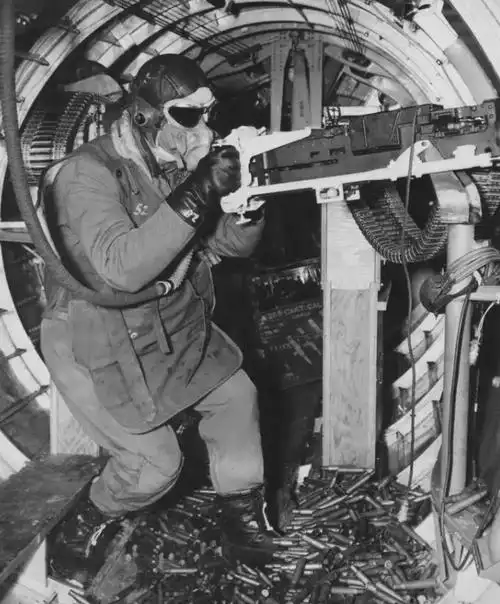 这两位也是裹得最严实的,除了里外三层,从头到脚的皮袄,皮靴等防寒服