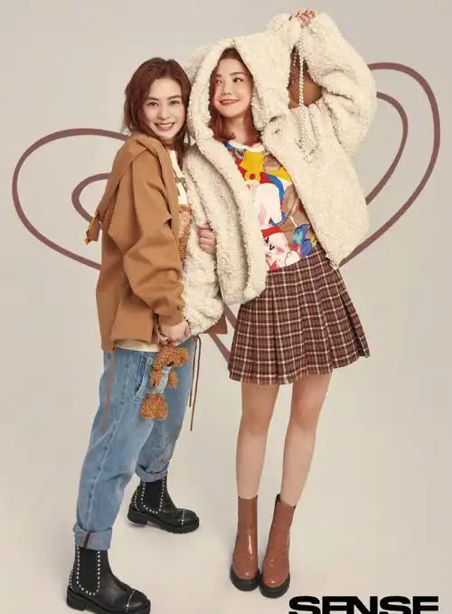 10月15日,蔡卓妍在个人社交平台放出一组和钟欣潼的写真,twins组合