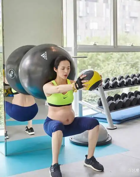 太拼!姚晨挺二胎孕肚健身 深蹲举哑铃样样都行