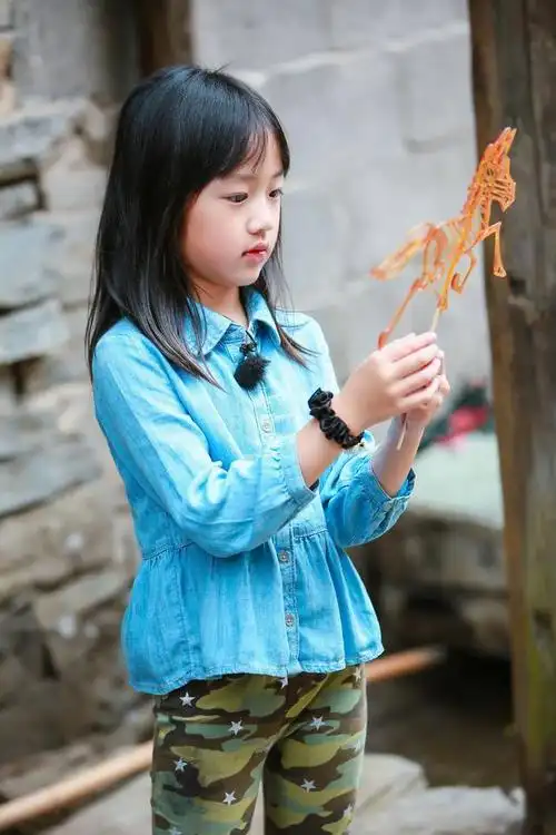 但这些星二代的名字很大众!首先是吴尊家的neinei吴欣怡.