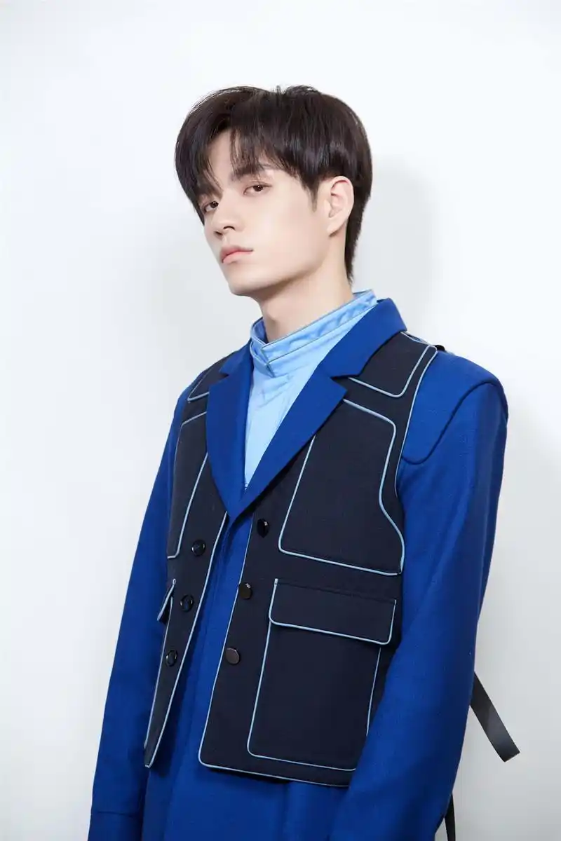 r1se全员工装风来袭西装配衬衫穿出满满少年感哪位是你蓝朋友