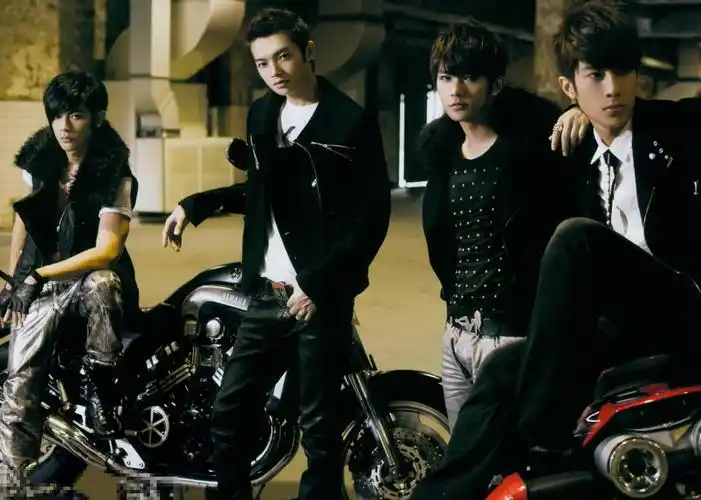 桌面壁纸 明星图片 > 正文  本文 吴尊帅气图片_我们曾追过的飞轮海