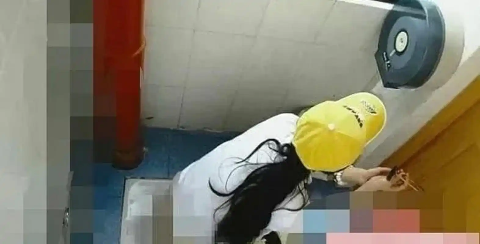 最近,一女士在一网站上看到多名中学女生上厕所被偷拍,于是举报.