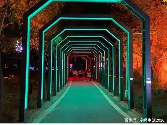 走进时光门 脚动灯亮 恍若穿越时空