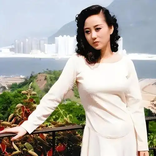 李连杰妻子利智短发造型白色纯洁连衣裙年轻有气质