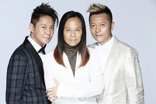 「一起冲」入选决赛,凭着他们突出组合的台风被梅艳芳赏识签为伴舞