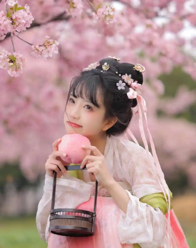 温婉动人的古装美女,娇俏中带着一丝可爱,简直让人一眼难忘