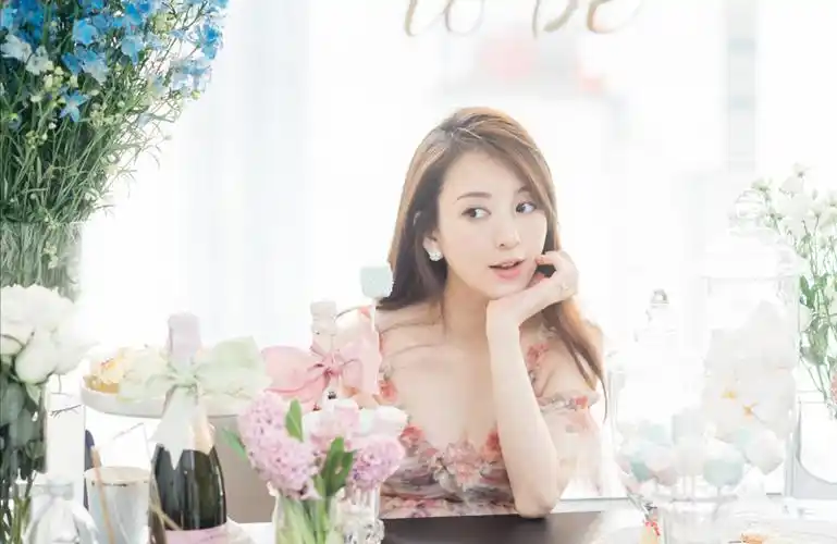 久未露面的方媛晒出美照,气质优雅高贵,身材非常完美