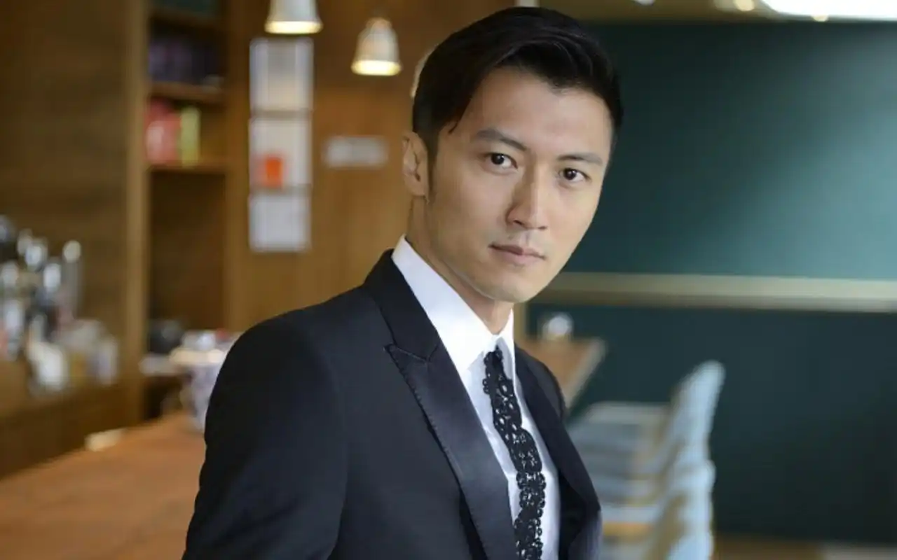 谢霆锋v领衬衫引爆热搜,细节透露不羁气质,穿衣风格疑似王菲!